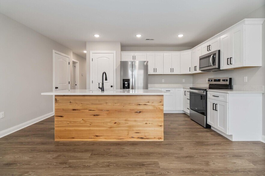 Building Photo - 418 Nandino Cir