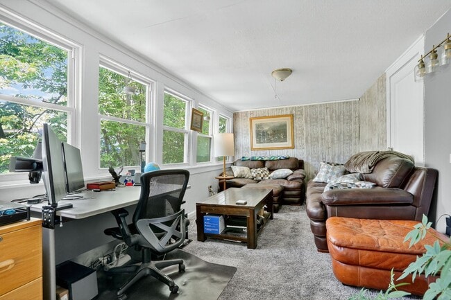 Building Photo - Great 3 Bedroom & 2 Full Baths In GREAT South Plaza Location