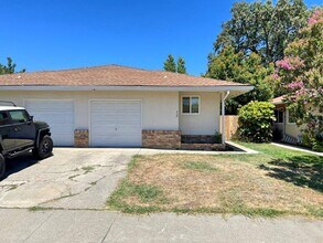 Building Photo - Remodeled 2 Bedroom Duplex w/ 1 Car Garage *Star Rentals