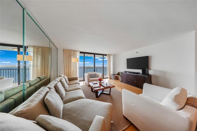 Building Photo - 801 N Venetian Dr