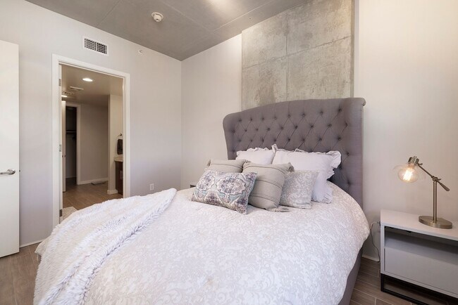 Building Photo - Fully Furnished Spacious One Bedroom - Downtown Las Vegas