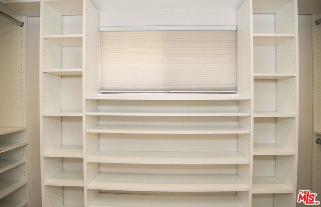 Building Photo - 6329 Jumilla Ave