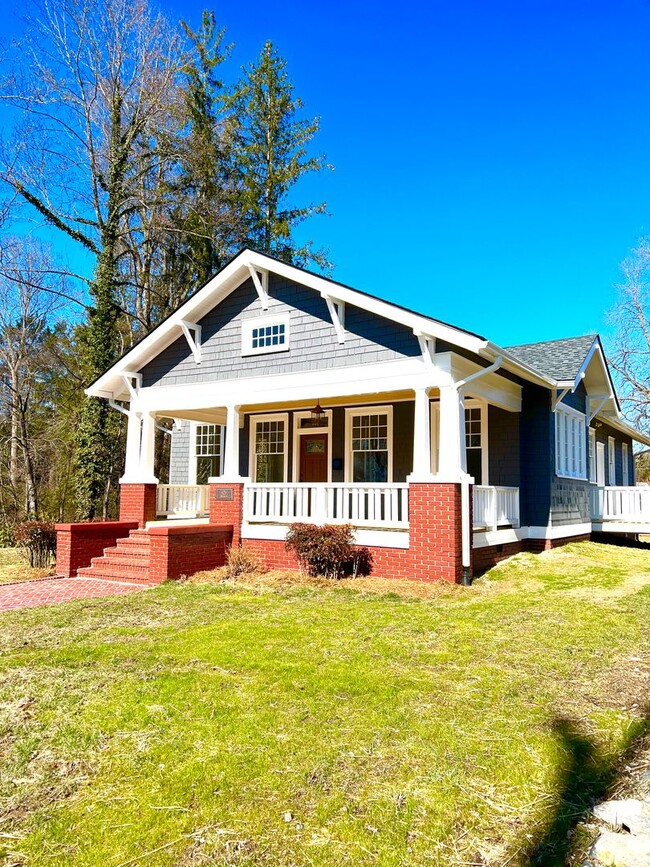 Building Photo - Historic Downtown Hendersonville! Beautifu...