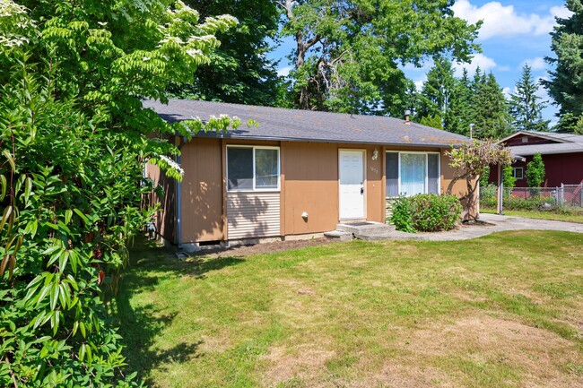 Building Photo - Move in ready now! 3 bedroom rambler in NE...