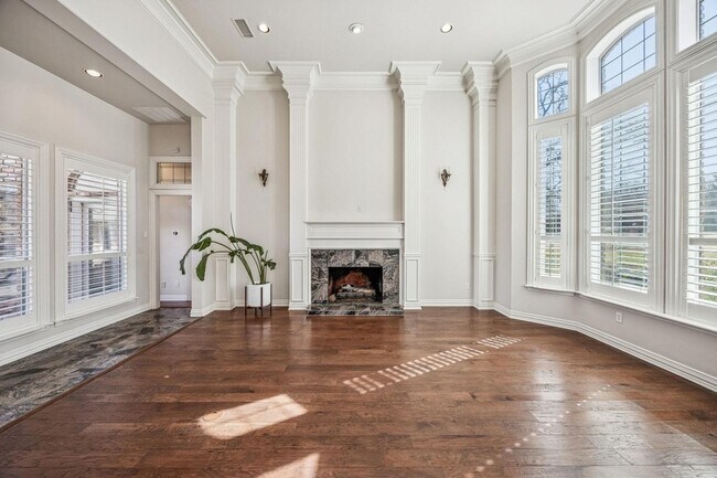 Building Photo - 2900 Creekview Dr