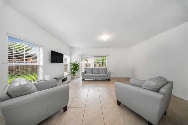 Building Photo - 425 NE 1st Ave