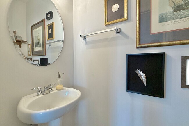 Building Photo - AVAILABLE EARLY MAY 2026! (Pet Friendly)