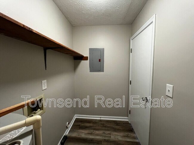 Building Photo - 1425 Ireland Dr