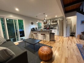 Building Photo - 131 Rabbit Ct