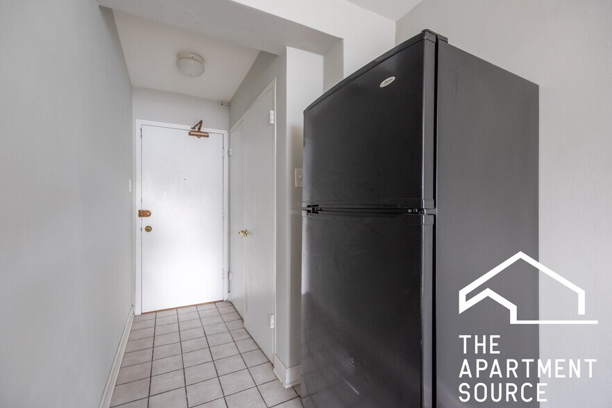 Building Photo - 445 W Wellington Ave