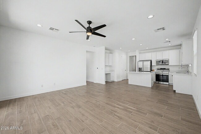 Building Photo - 295 E Mint Ln
