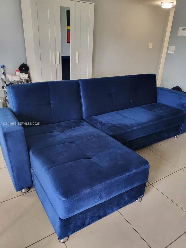 Building Photo - 960 N Franklin Ave