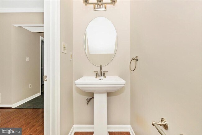 Building Photo - 584 Cotswold Ct