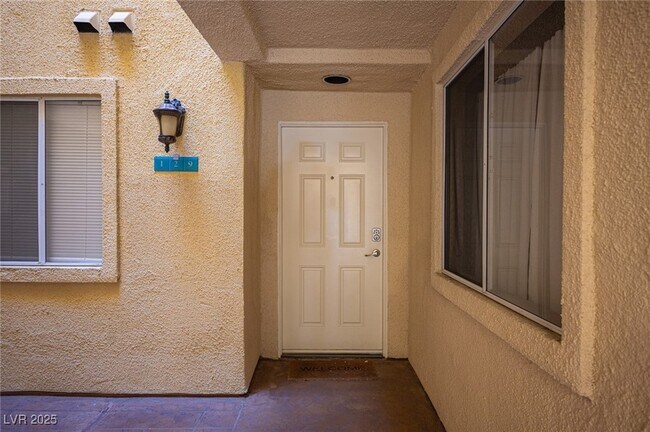 Building Photo - 220 E Flamingo Rd