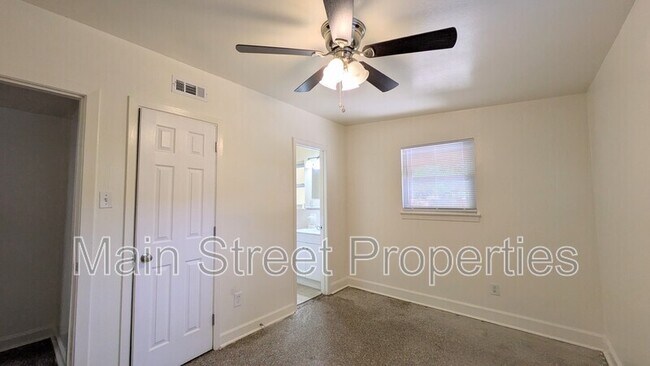 Building Photo - 2120 Curry Cir