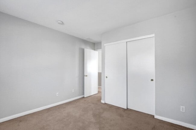 Building Photo - Awesome 3 Bedroom, 2 Story Home in North L...