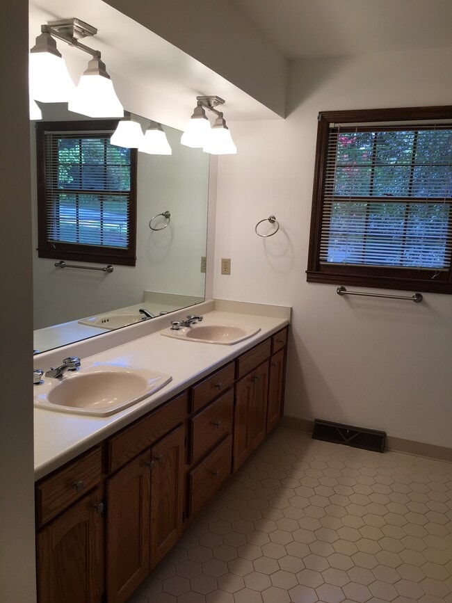 Building Photo - Spacious 3 Bedroom 2.5 Bath home located i...