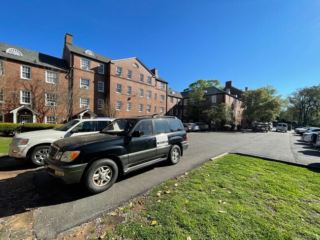 Middle parking lot - 2851 Thornhill Rd