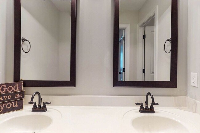 Building Photo - 708 Tree Top Trl