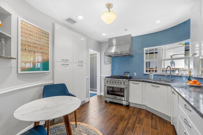 Building Photo - 5915 La Gorce Dr