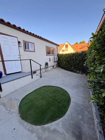 Backyard - 300 E Glenarm St