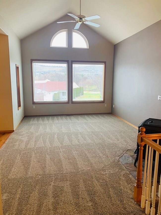 Building Photo - Beautiful Updated Townhome overlooking Mea...