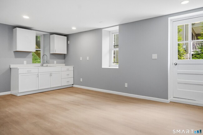 Building Photo - 275 Riverview Ave