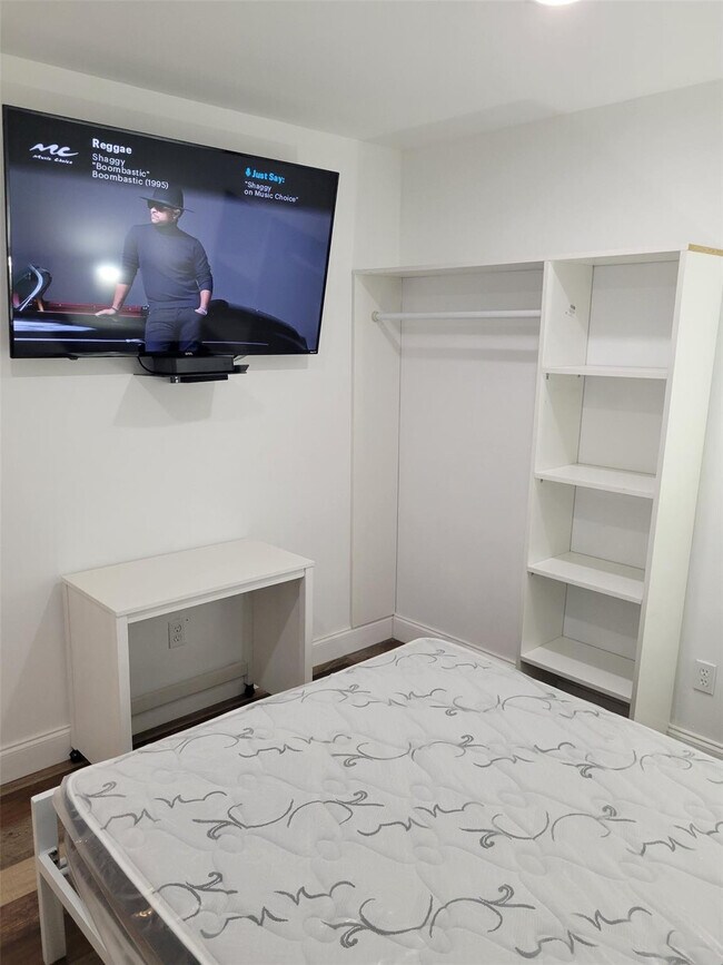 Building Photo - 291 SW 60th Ave