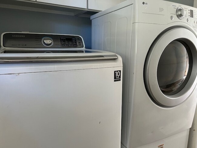 Building Photo - FREE MONTH OF DECEMBER 2025 Beach, 2nd row