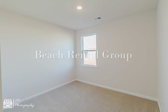 Building Photo - Modern Features, Classic Comfort!