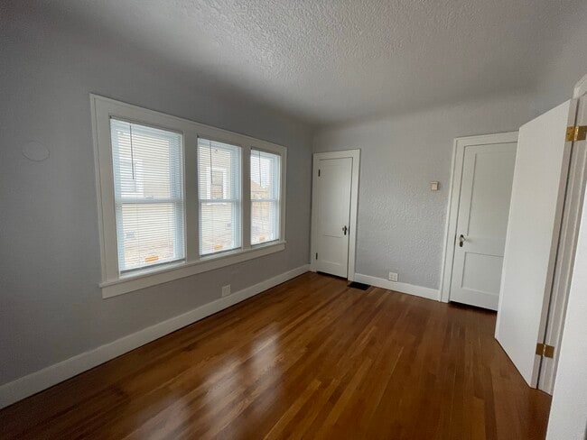 Building Photo - 405 Vassar Dr SE
