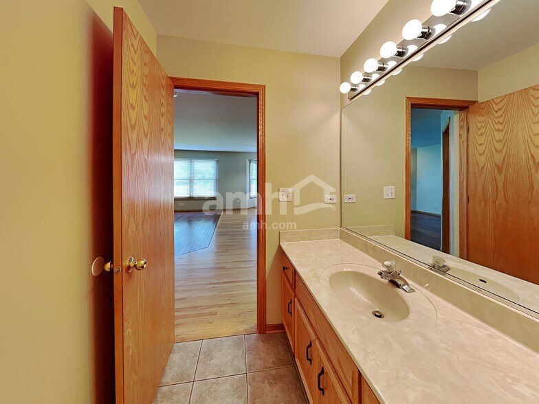 Building Photo - 302 Thames Dr