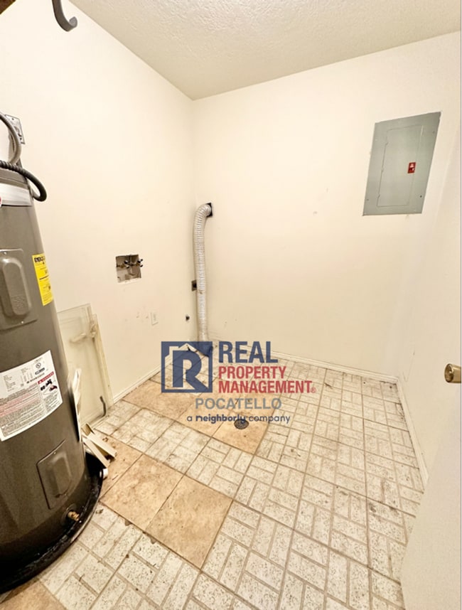 Building Photo - Updated 3 Bedroom 2 bath Townhome