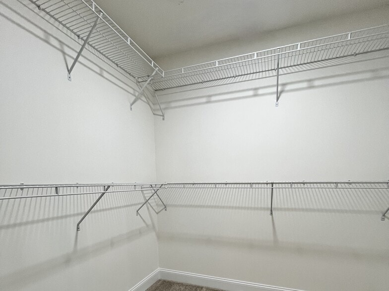 Building Photo - 118 Roland Ave