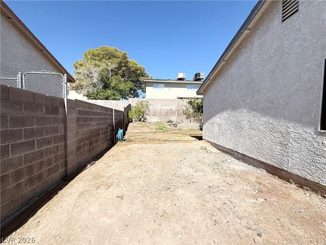 Building Photo - 616 Greenway Rd