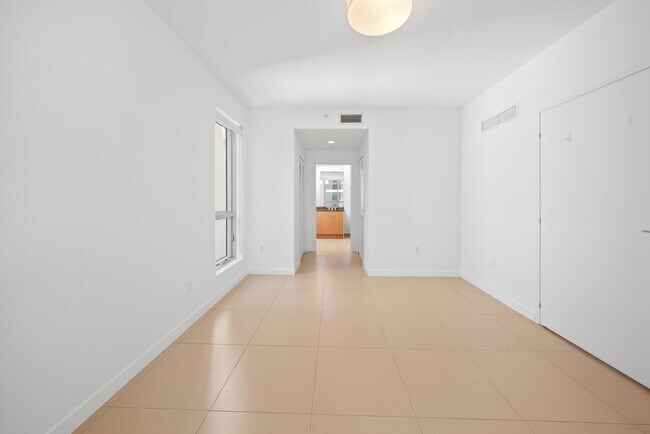 Building Photo - 300 S Biscayne Blvd