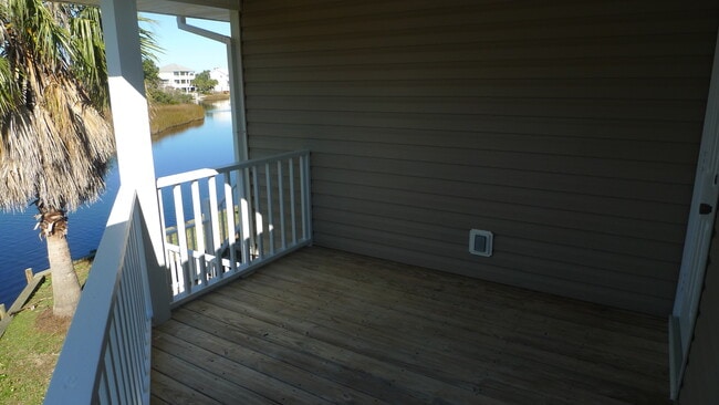 Building Photo - Gorgeous water views just blocks from the ...