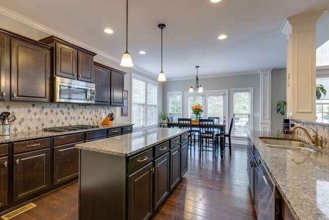 Building Photo - 5 Bedroom Home with Theater Room & 3-Car Garage in Franklin