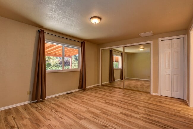 Building Photo - Spacious 2 Bedroom Home Near Willow Lake!