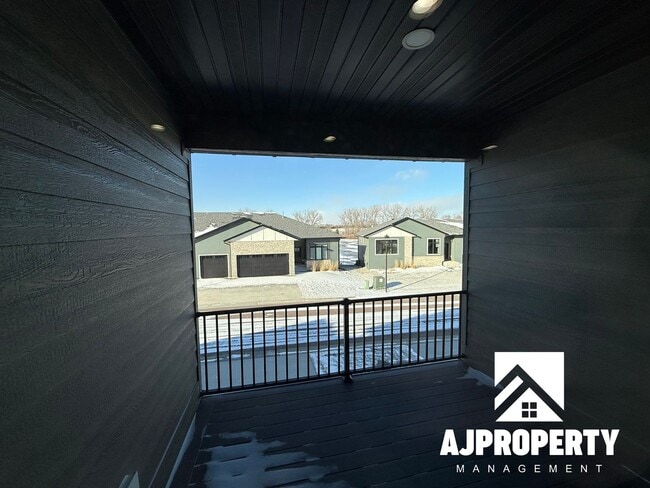 Building Photo - 8609 W Shoreline Pl