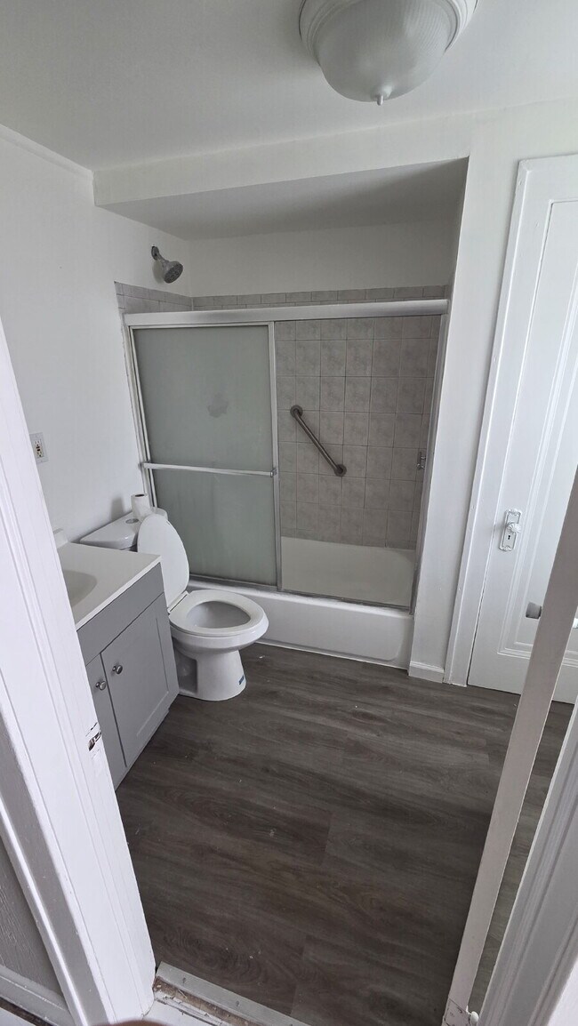 Building Photo - 4 Bedroom 2 Bath - Split Level Single Family Home!