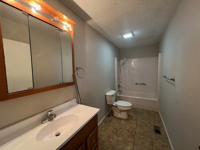 Building Photo - Quiet Living but Only a Mile from downtown...
