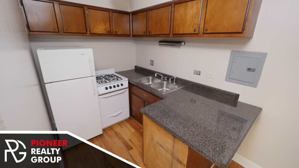 Building Photo - 665 W Wrightwood Ave