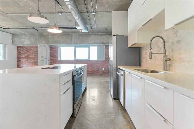 Building Photo - 2000 Bagby St