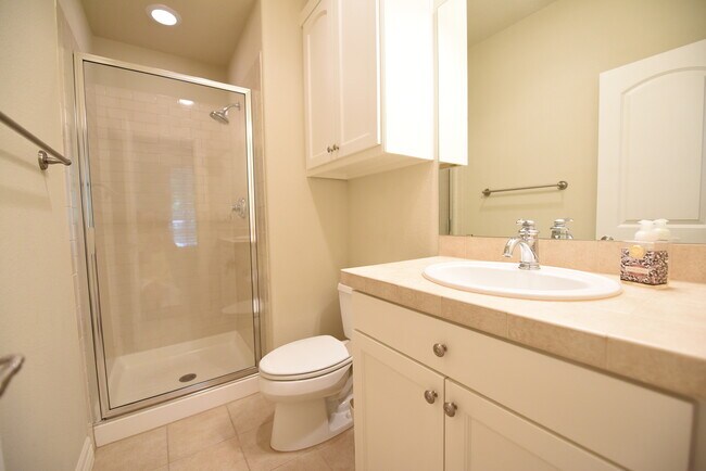 Building Photo - Beautiful 3-Story Lakewood Townhome!