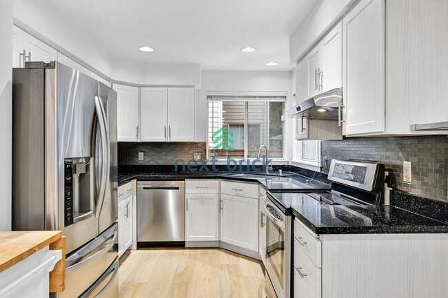 Building Photo - 3 BED & 2.5 BATH FOR RENT