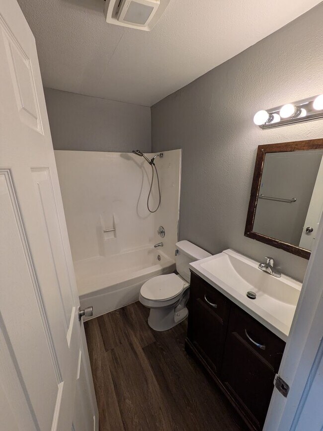 Building Photo - 2 Bedroom 1 Bathroom Condo available NOW!