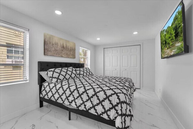 Building Photo - 1208 N 25th Ave