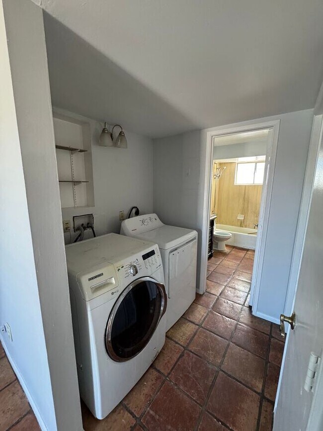 Building Photo - 3208 E Almartin St