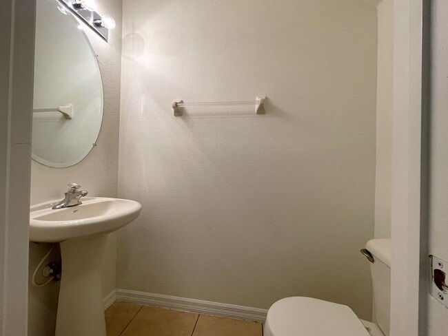 Building Photo - 3/2.5 Townhome in Pinellas Park Available Immediately